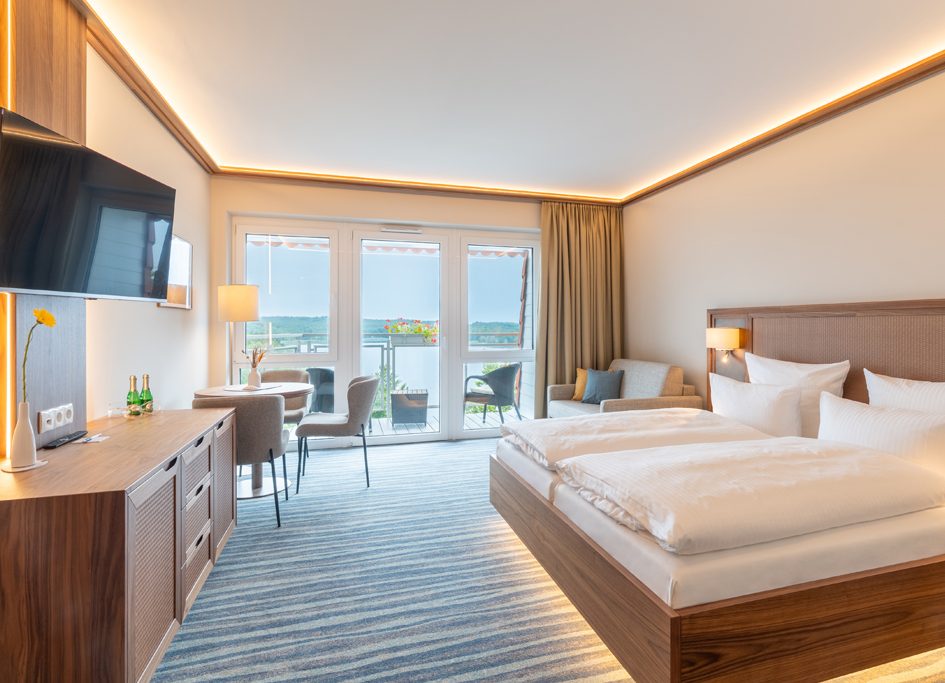 Strandhotel-Seerose-Koelpinsee-Zimmer-Blick-zum-Balkon
